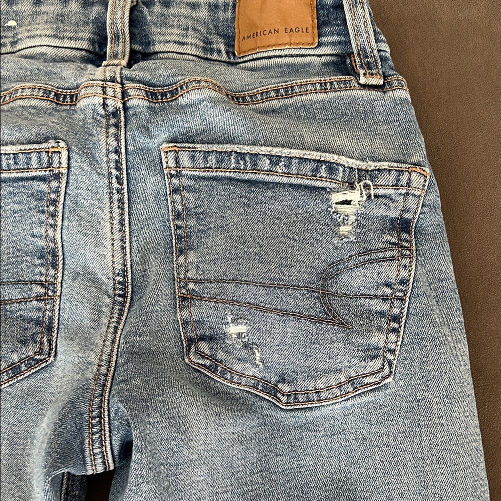 American Eagle Light Wash Distressed Women Jeans - Picture 5 of 6